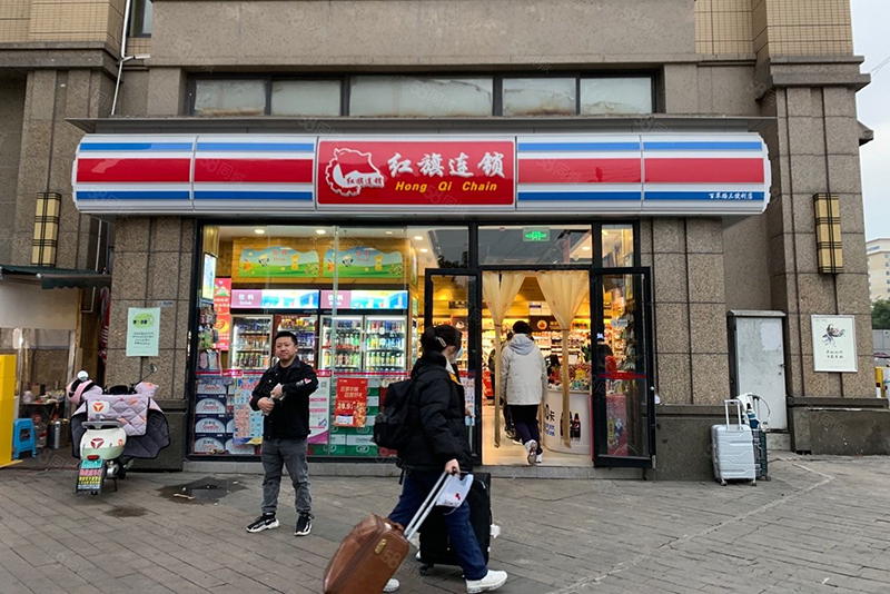 舞東風與紅旗連鎖超市店鋪裝修對比